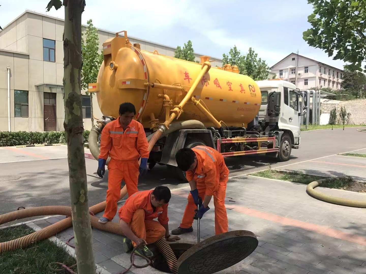 贺州管道疏通车停在窨井附近